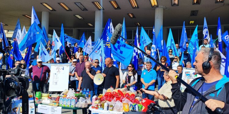 Savez i UGS predstavili potrošačku korpu u kojoj dominiraju hleb, mast i aleva paprika