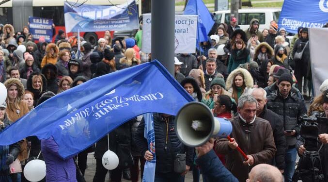 Prosvetari protestvovali, traže dostojanstvo profesije