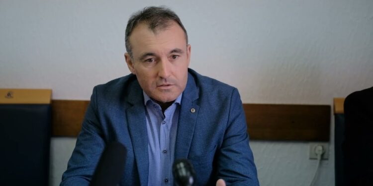 Koliko je tačna fama o plaćenom državnom poslu i koliko je službenika u opštinskim upravama na minimalcu?