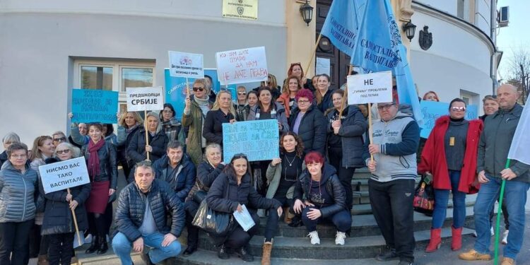 Solidarnost na delu: Protestvovali zaposleni u PU „Lane“ iz Aleksinca, pridružile im se kolege iz cele Srbije