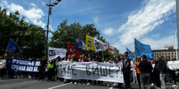 Prosvetari protestuju ispred Skupštine Srbije, pitaju „dokle više?“