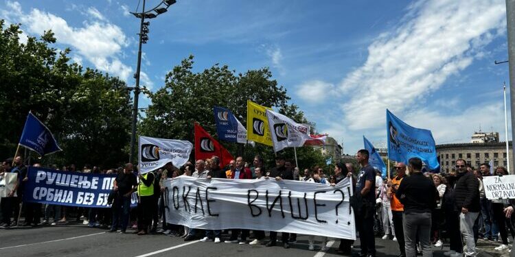 Prosvetari protestuju ispred Skupštine Srbije, pitaju „dokle više?“