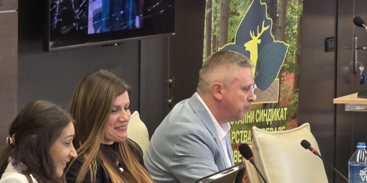 Predsednik Sindikata šumarstva i prerade drveta Srbije je Zoran Radoman